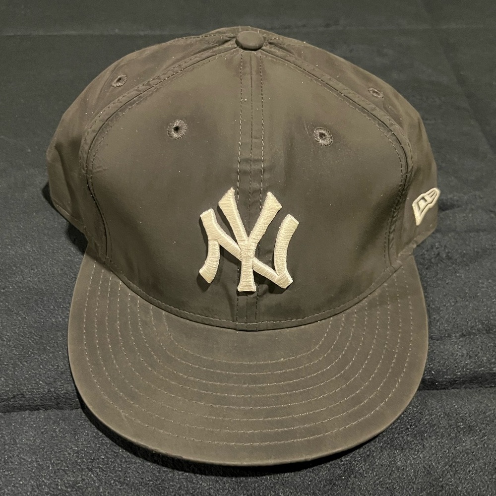 New Era Dark Gray Reflector Yankee Cap With NY Embroidered Logo Size 7-3/4